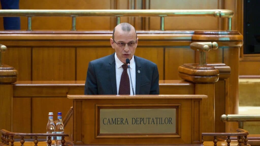 Dominic Fritz obține cetățenia română cu o viteză surprinzătoare! AUR solicită clarificări după ce primarul Timișoarei a reușit să finalizeze procesul într-un timp record, în timp ce cetățenii obișnuiți așteaptă minimum doi ani