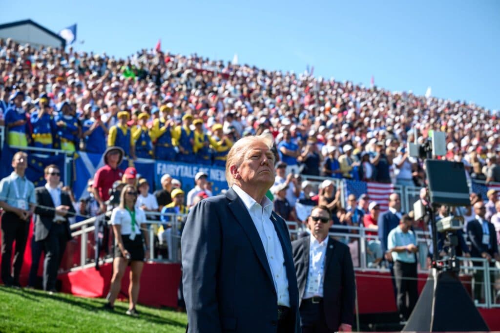 Donald Trump, din nou în fața umilinței publice! Reacțiile surprinzătoare ale spectatorilor de pe stadion în momentul în care președintele SUA a recitat Constituția