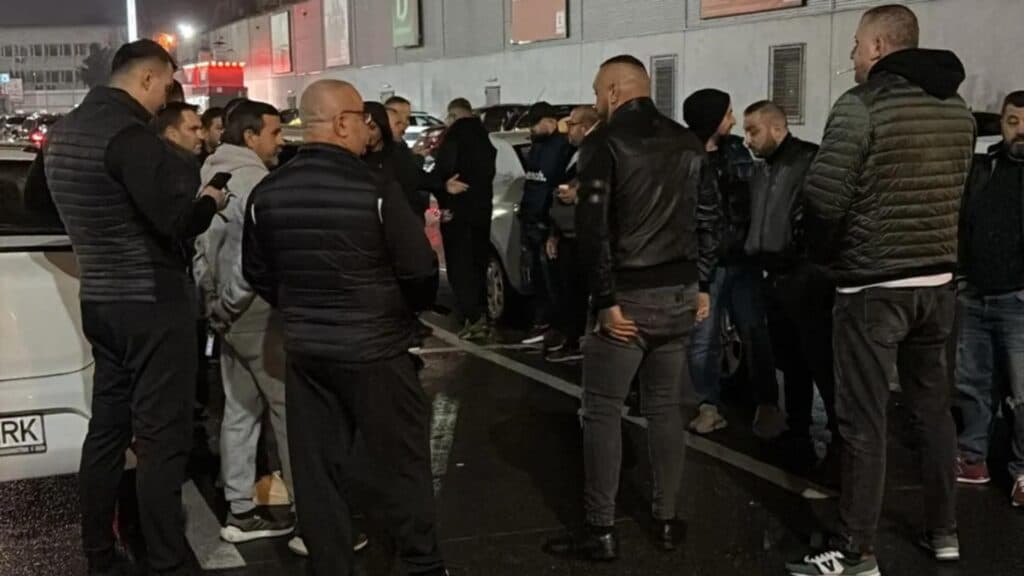 Înduioșare și indignare la Pitești: Șoferii de taxi protestează în urma crimei care a șocat orașul