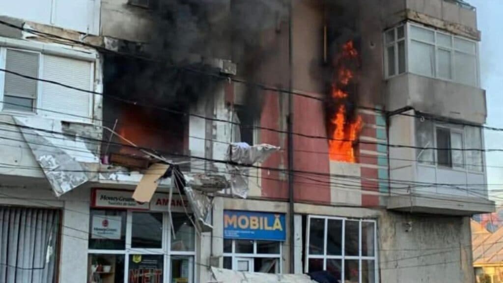 Deflagrație devastatoare și incendiu într-un imobil din Brăila: două apartamente în flăcări