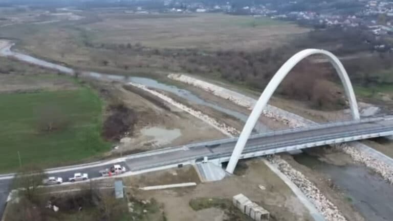 Podul cu cel mai înalt arc parabolic din România: Descoperă amplasarea și conexiunile sale esențiale