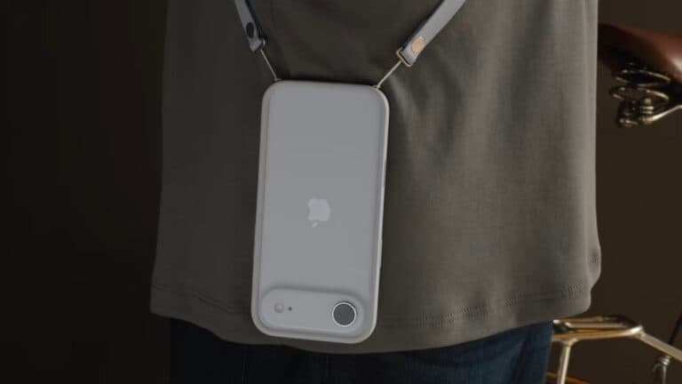 Am testat cureaua Apple pentru umăr. Este practică, dar telefonul arată ciudat fără ea
