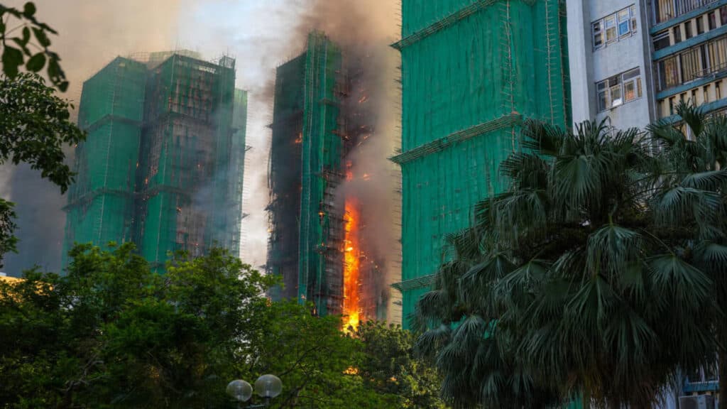 Flăcările mistuitoare din Hong Kong: lupta eroică a pompierilor continuă, bilanțul tragediei se agravează cu fiecare clipă, 44 de vieți pierdute și sute dispărute