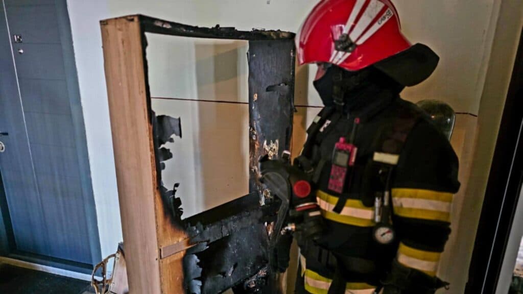 Incendiu devastator în Giurgiu: proprietar surprins de fum în încercarea de a stinge flăcările, scurtcircuitul fiind vinovatul principal