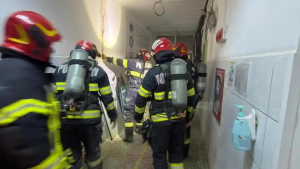 Flăcări devastatoare la Spitalul Județean din Reșița: Planul Roșu de Intervenție a fost declanșat