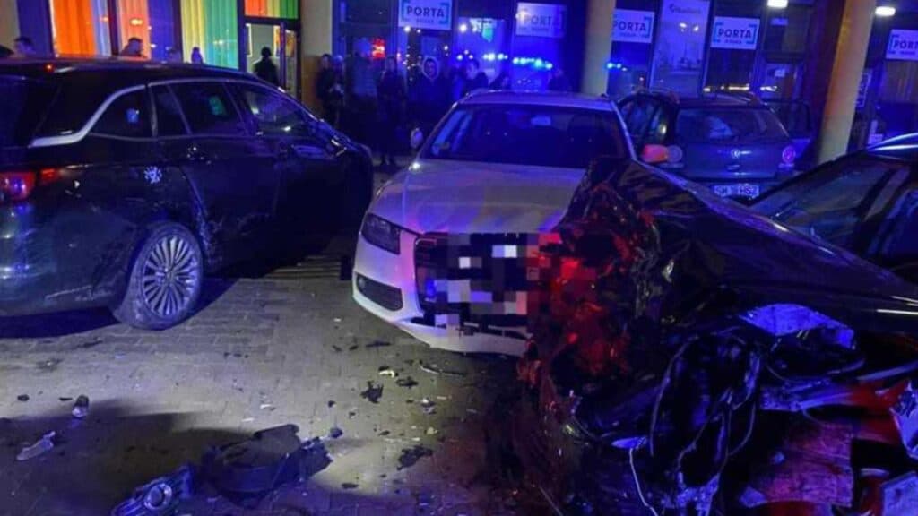 Un incident surprinzător în parcarea unui complex sportiv: un șofer a provocat daune la mai multe automobile