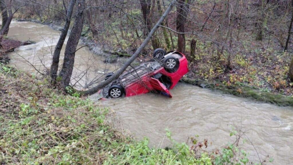 Accident dramatic în Hunedoara: o mașină a căzut în râul Cerna. Care este starea conducătorului auto?