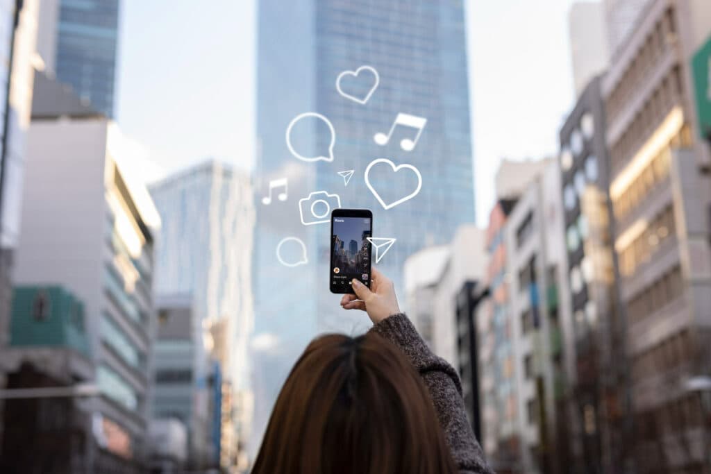 Influencerița care a înscenat o maladie devastatoare pentru a obține bani a fost descoperită. Iată cum a fost dezvăluită adevărata ei față