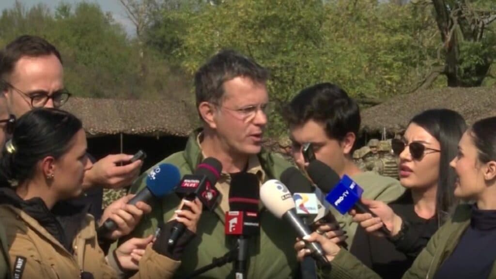 Ionuț Moșteanu, acuzat de falsificarea CV-ului pentru a obține posturi bine plătite în administrația publică. Ministrul Apărării se pierde în detalii