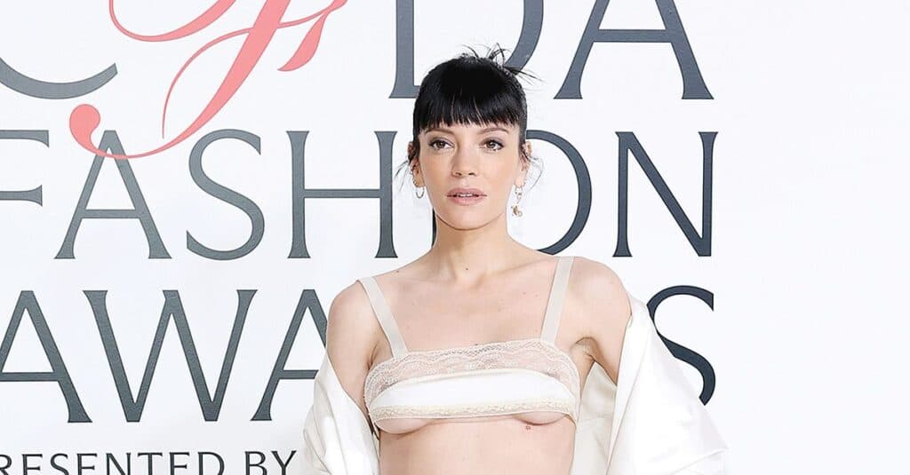 Lily Allen, o apariție îndrăzneață la gala CFDA Fashion Awards, strălucește la 40 de ani