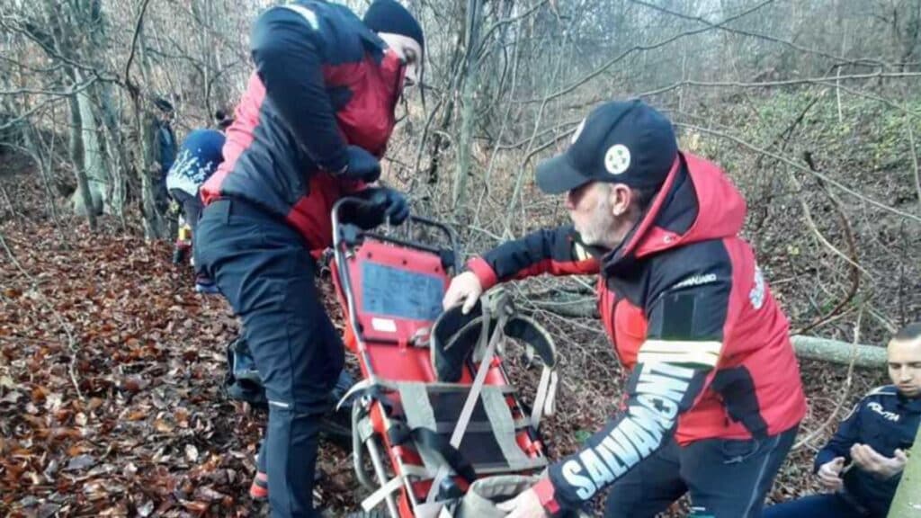 Operațiune de salvare în Maramureș: Efortul salvamontiștilor pentru a recupera un bărbat rănit într-un accident în pădure