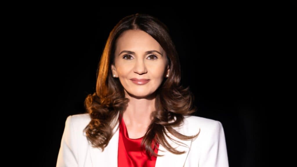 Mobilizare impresionantă pentru susținerea candidaturii Ancăi Alexandrescu: campanie de strângere de semnături în Piața Universității, între orele 12:00-20:00