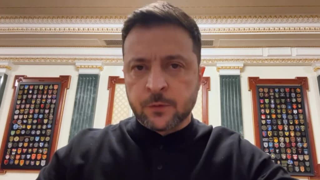 Incident straniu în timpul discursului lui Volodimir Zelensky, când un obiect alb îi cade din nas în timp ce vorbește