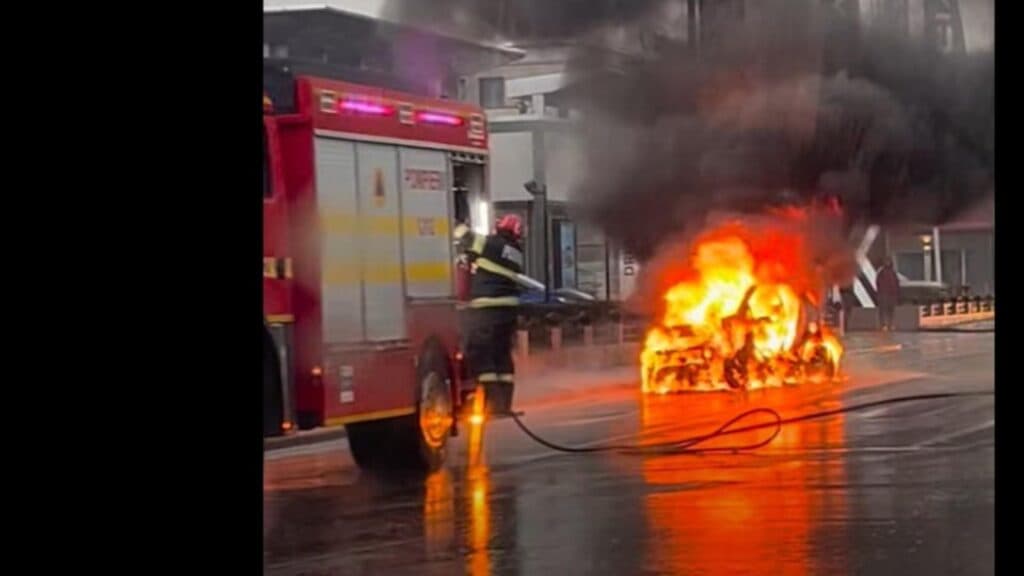 Incendiu în mijlocul orașului: o mașină a fost cuprinsă de flăcări pe una dintre cele mai circulate artere ale capitalei
