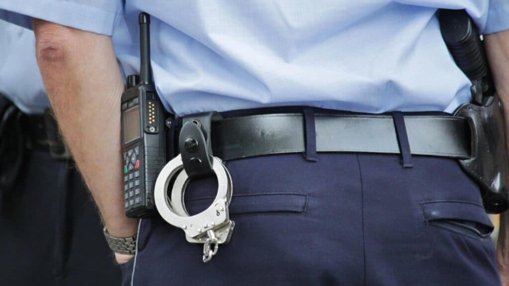 O româncă din Italia a fost reținută după o tentativă de incendiere a vecinilor, cu un bebeluș de un an printre cei afectați