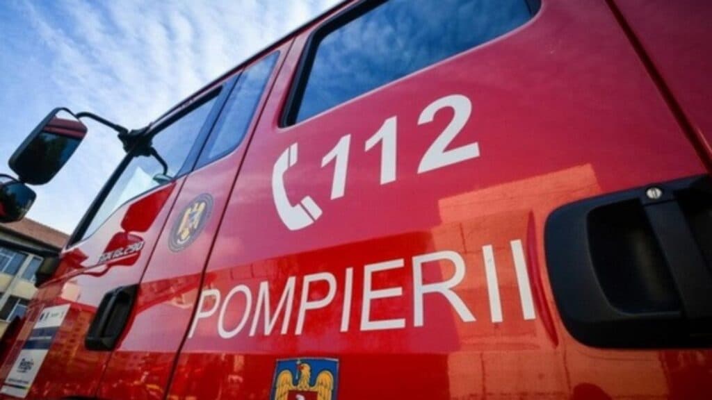 Focul a cuprins un bloc din Petrila, zeci de locatari fiind evacuați din cauza unei intervenții de urgență