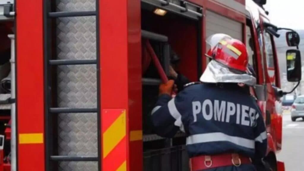 Focul a cuprins un microbuz cu 5 pasageri în plină deplasare, la Ocnele Mari!