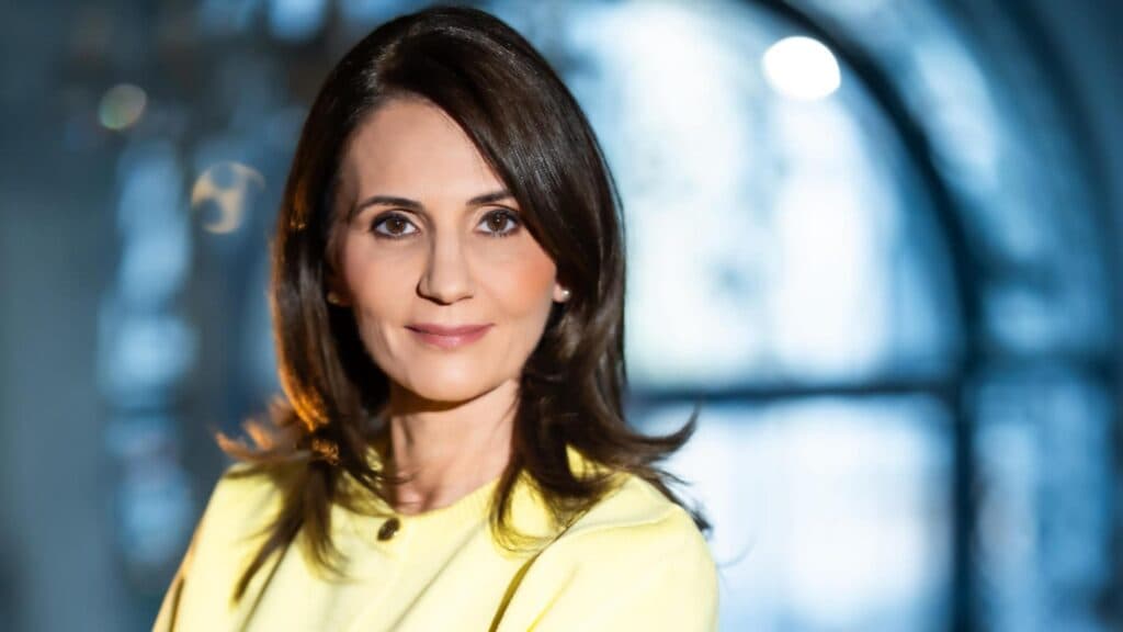 Podcastul REALITATEA – Ceva-n PLUS: Anca Alexandrescu împărtășește învățăturile de viață transmise de tatăl său: „E esențial să returnăm din darurile primite.”