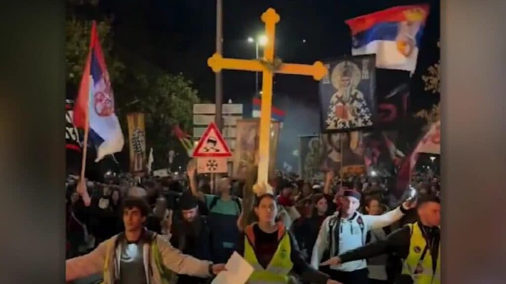 Președintele Serbiei se supune voinței protestatarilor și anunță alegeri parlamentare anticipate