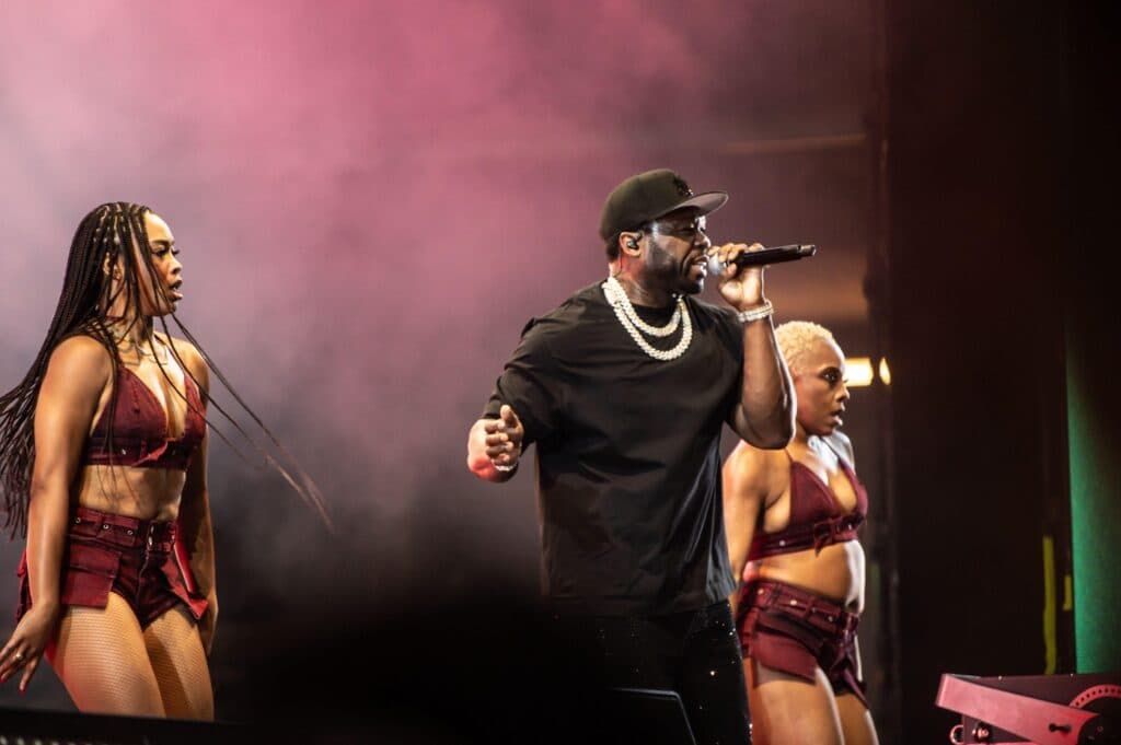Schimbare de direcție în lumea divertismentului american! 50 Cent și Diddy ajung la o înțelegere înainte de lansarea mult așteptată a serialului despre viața acestuia!