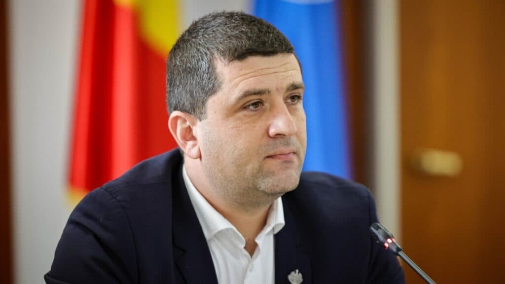 Miruță, rezistentul de la Economie, călătorește mai abitir decât Iohannis. Cum a reușit colegul său de liceu din Seul să beneficieze de fondurile ministerului?
