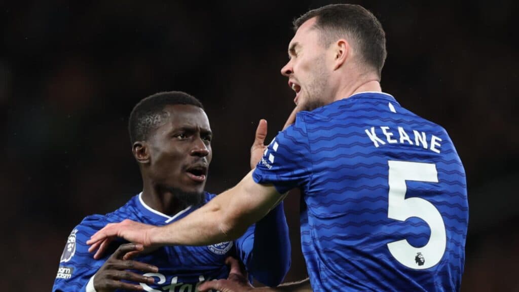 Incident șocant în confruntarea Manchester United – Everton: un jucător și-a lovit colegul și a fost trimis la vestiare. Suporterii lui United au observat un moment de omagiu pentru „Mani”