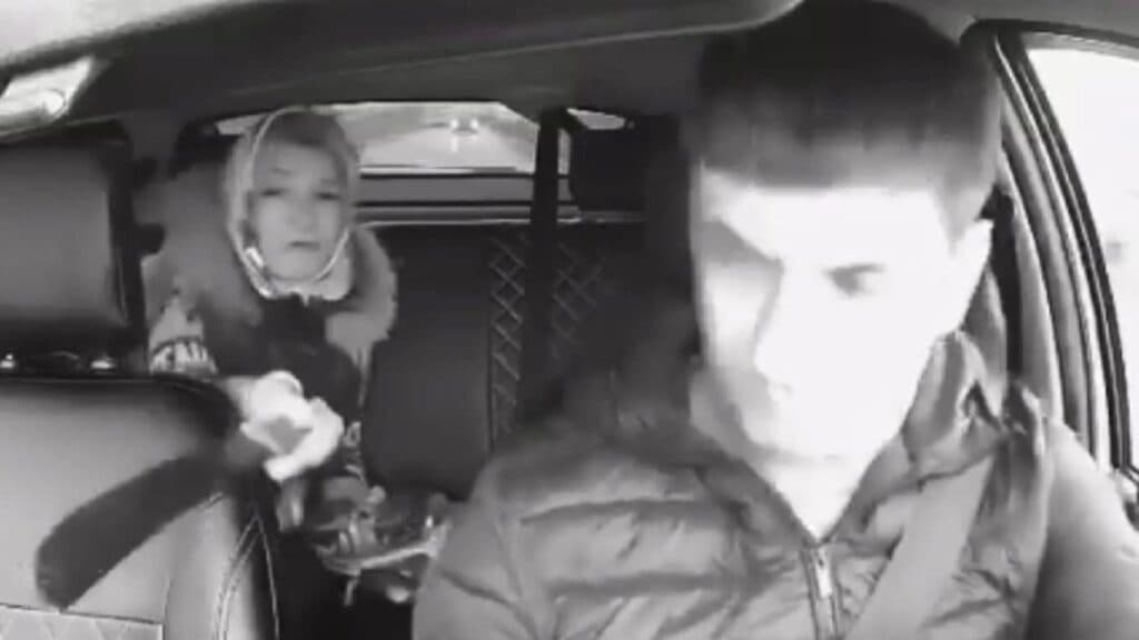 Incident surprinzător într-un taxi: o pasageră a amenințat șoferul cu o macetă pentru a-i schimba melodia