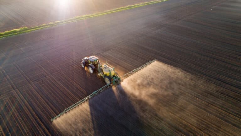 Senatul aprobă utilizarea dronelor în agricultură: reglementări precise pentru tratamentele fitosanitare