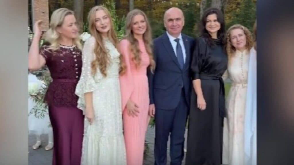 Provocare colosală! Bolojan își etalează ținutele de lux, în timp ce românii se confruntă cu lipsurile de pe masă