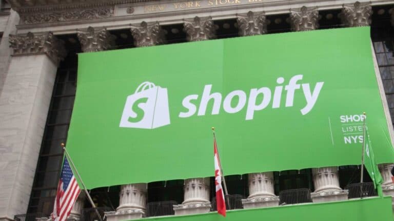 Shopify raportează o creștere de 7 ori a traficului generat de inteligența artificială și o expansiune de 11 ori a comenzilor automate din ianuarie până în prezent