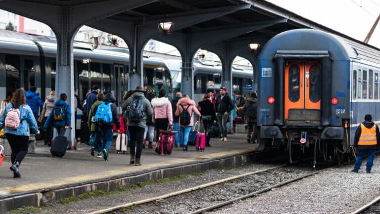 Studenții vor continua să se bucure de reduceri la trenuri și în 2026. Ce noutăți aduce buletinul electronic?