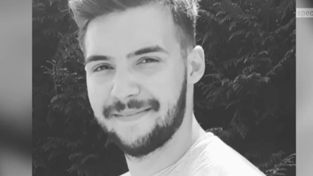 Tragedia tânărului în scaun cu rotile, ucis de o judecătoare în parcarea unui complex, a fost marcată de înmormântarea sa; explicația magistratului: o confuzie între pedale