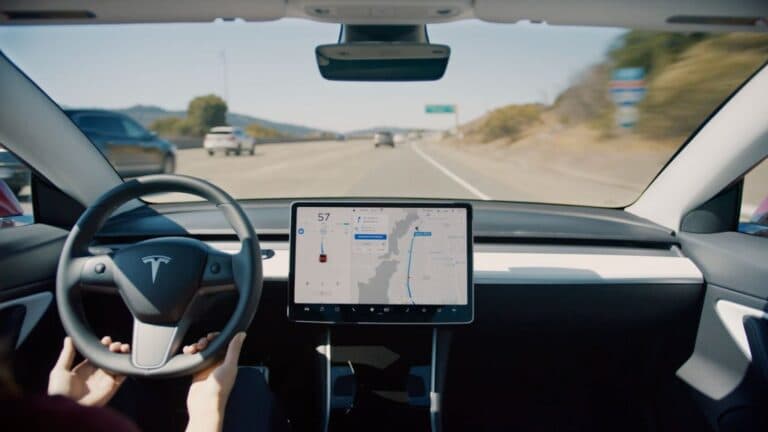 Tesla publică un raport detaliat de siguranță, după ce co-CEO-ul Waymo a solicitat informații suplimentare