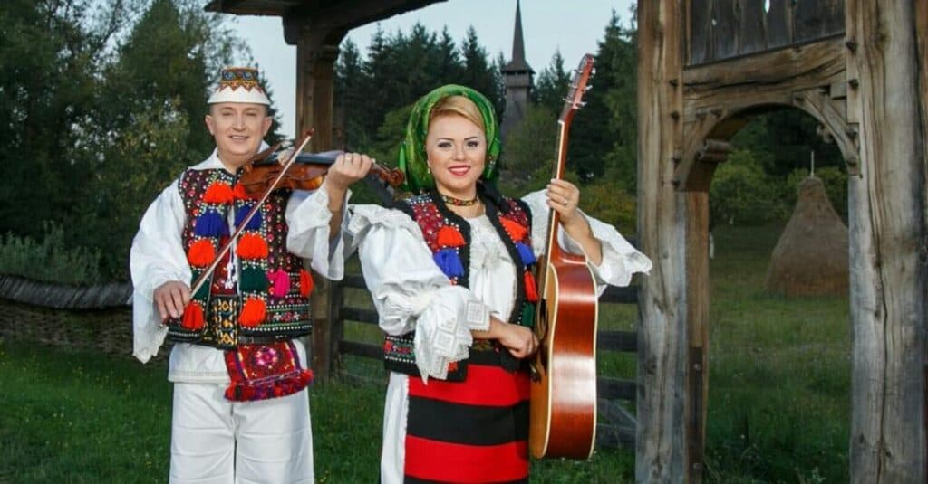Crește afluxul de turiști străini la „Cimitirul Vesel” din Săpânța, loc unde Viorel Lis a primit o cruce inscripționată cu: „Fost-am mare păcătos…” Ospitalitatea maramureșenilor, apreciată de Lupu Rednic