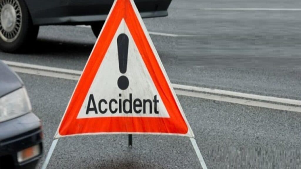 Accident grav pe DN 25 Galați-Tecuci: o autocisternă plină cu motorină a intrat în coliziune cu un autoturism