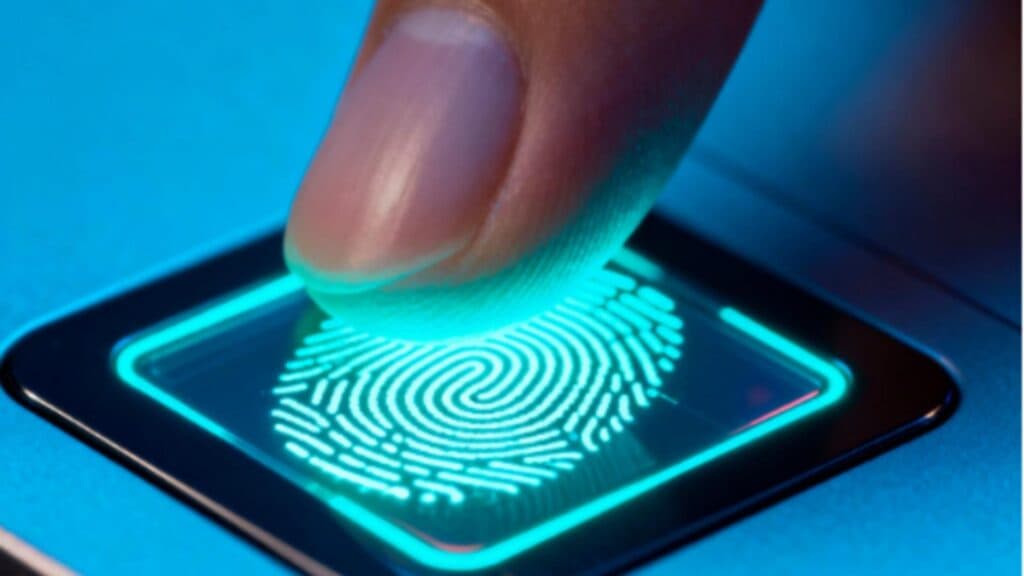 UE grăbește implementarea pașaportului digital pe mobil, însă temerile legate de supravegherea biometrică persistă