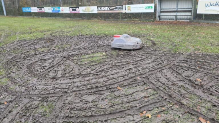 Un robot de tuns iarba a provocat pagube pe terenul unui club din Germania