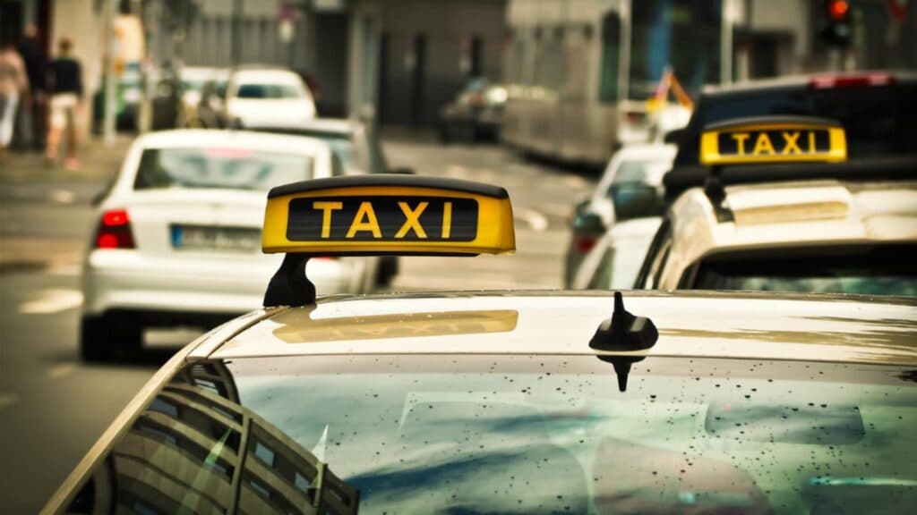 O avalanșă de agresiuni împotriva taximetriștilor în ultimele 24 de ore, din cauza neînțelegerilor legate de tarifele curselor