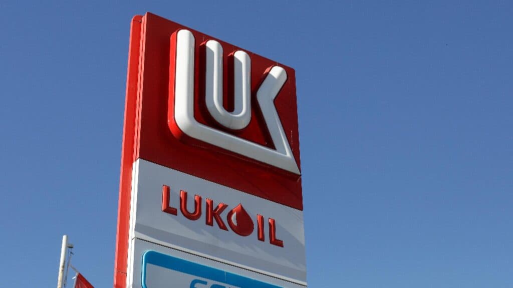 Zi crucială pentru rafinăria Lukoil: Guvernul analizează cadrul legislativ pentru sancțiuni împotriva colosului rus