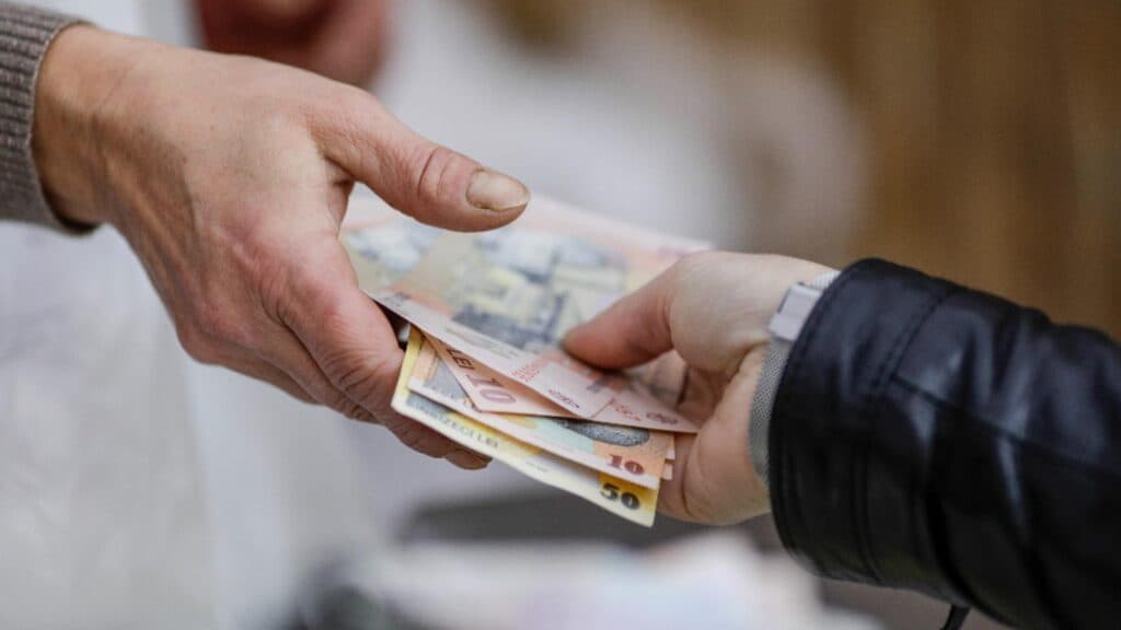 Întârzierea pensiilor prin Poștă de Ziua Națională: Află când vor ajunge în decembrie!