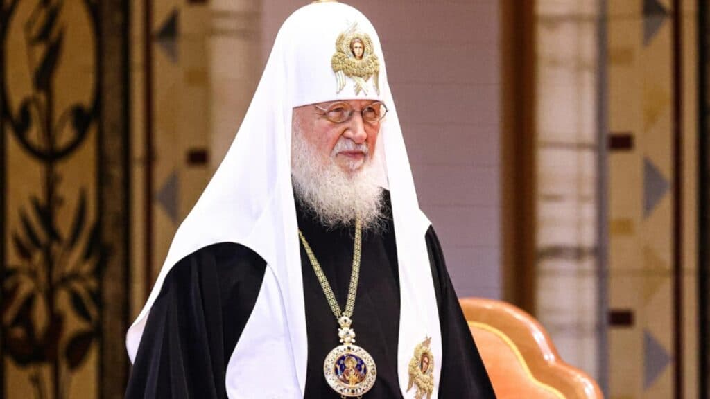 A ieșit la iveală identitatea iubitei ascunse a Patriarhului Kiril. „Verișoara neobișnuită” îi este alături în călătoriile internaționale și se ocupă de gestionarea bunurilor sale
