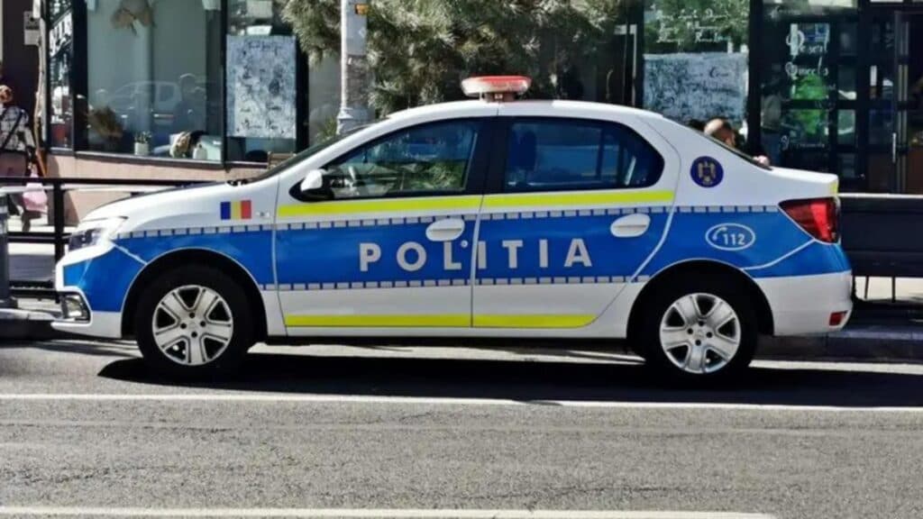 Șofer fără permis, prins în viteză: a intrat cu mașina într-un gard în încercarea de a evada de la poliție