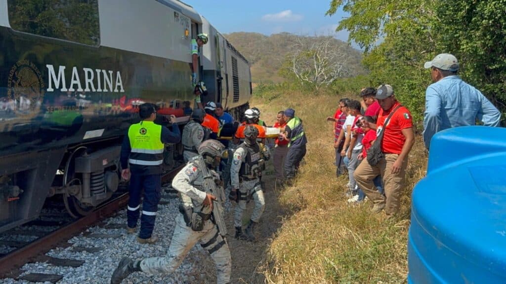 Tragedie pe calea ferată în Mexic: 13 vieți curmate, aproape 100 de răniți în urma accidentului devastator