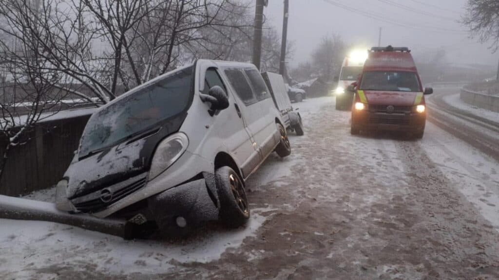 Tragedie pe drumurile din Iași: un microbuz cu 7 pasageri s-a răsturnat într-un șanț