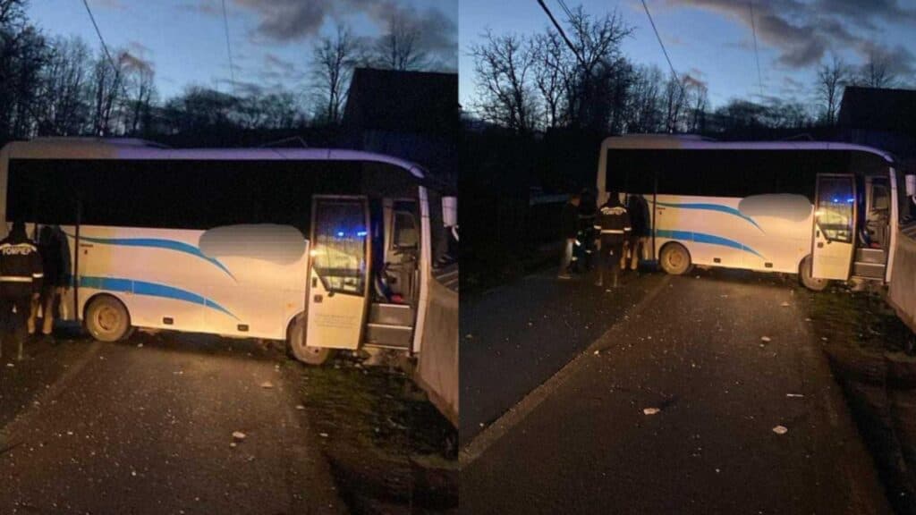 Coliziune dramatică în județul Neamț: un autobuz cu șase pasageri și-a găsit sfârșitul într-un stâlp de electricitate și un gard de gospodărie