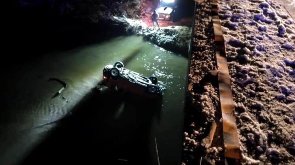 Tragedie în Vâlcea: O mașină a sfidat siguranța și a plonjat în râu, după ce a distrus parapetul unui pod