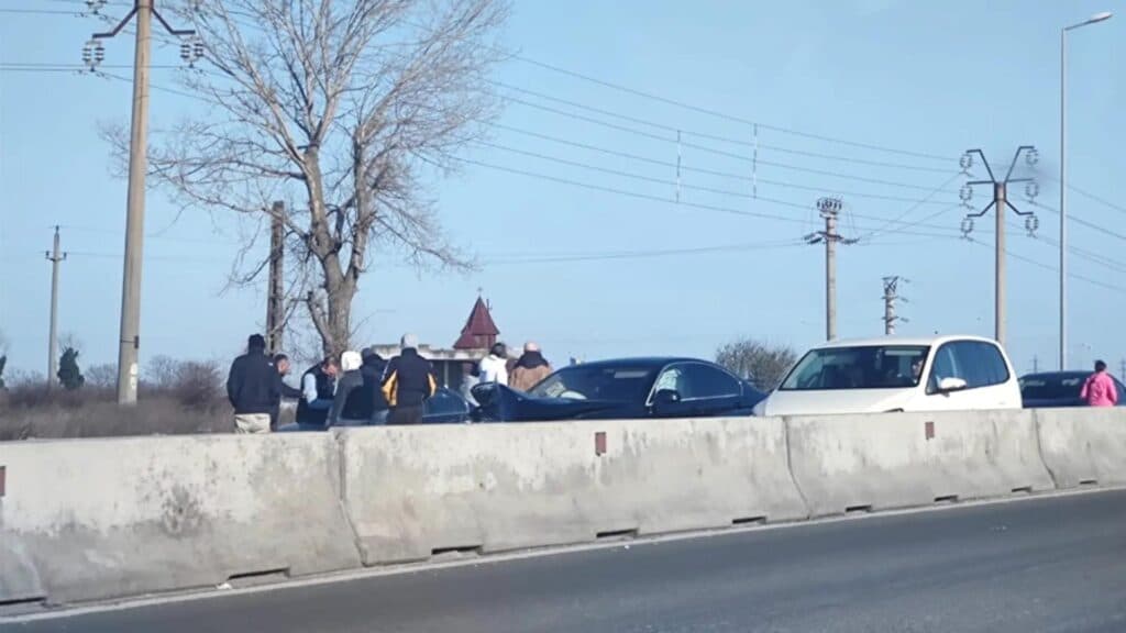 Coliziune devastatoare la ieșirea de pe autostrada A4 în județul Constanța: Trei vehicule s-au lovit puternic, cinci persoane fiind afectate
