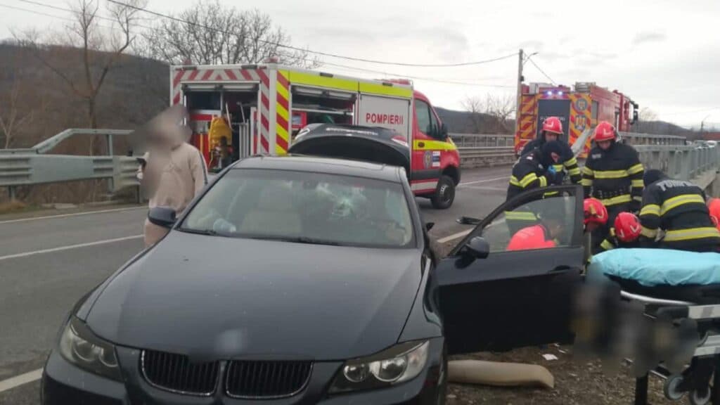 Accident grav pe o șosea din Argeș. O persoană beneficiază de manevre de resuscitare