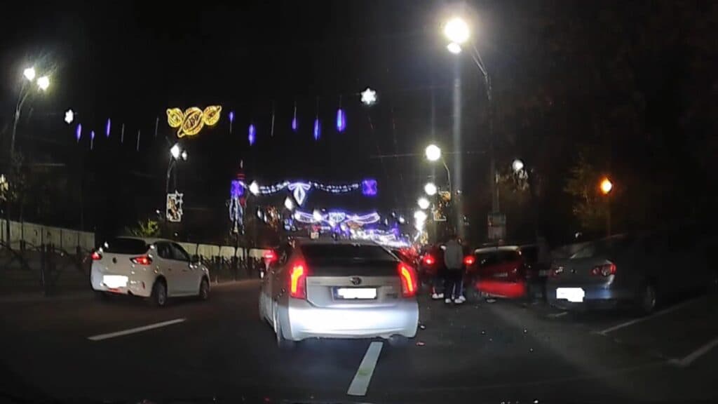 Coliziune în lanț pe Calea Văcărești: Un tânăr de 20 de ani provoacă un accident cu patru automobile implicate