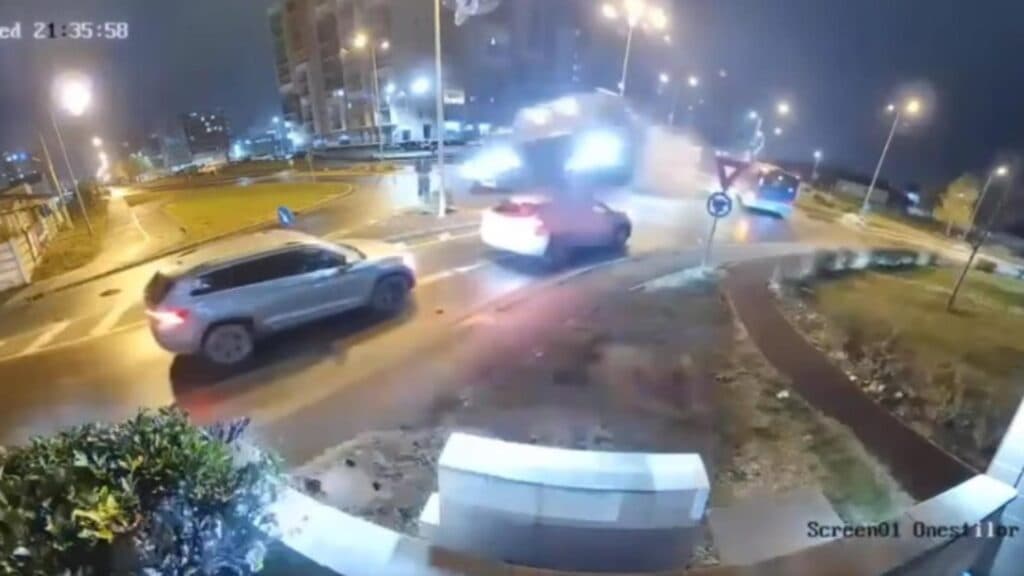 Incident deosebit la Oradea: un șofer a fost transportat la spital după ce a „zburat” cu autoturismul peste un sens giratoriu
